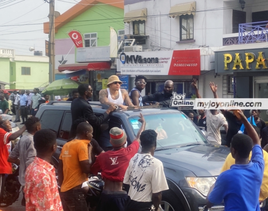 ‘Chaos’ As Kuami Eugene And Rotimi Splash Cash On Accra Streets